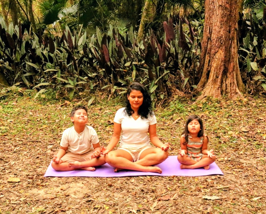 Deysi meditando com crianças